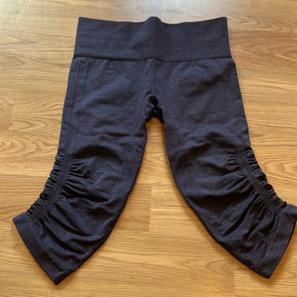 Lululemon Women’s Purple Capri Leggings, Size 6 - Picture 2 of 4